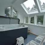 木屋 Spacious In With Jacuzzi 雅尔莱