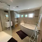 木屋 Spacious In With Jacuzzi