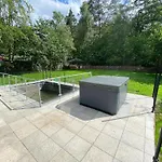 木屋 Spacious In With Jacuzzi 雅尔莱