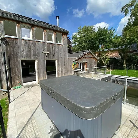 Spacious In With Jacuzzi Chalet