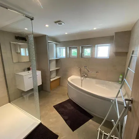 Spacious In With Jacuzzi Chalet *